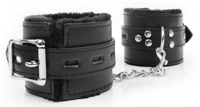 Черные наручники на металлических карабинах