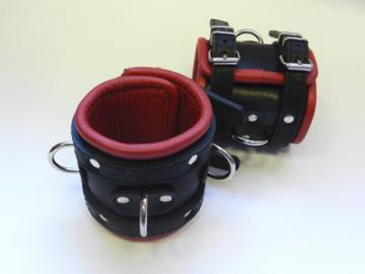 Широкие обёрнутые наручники с красным кожаным подкладом, производитель: Beastly