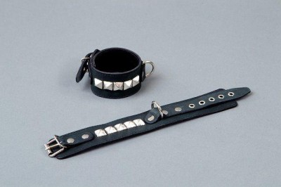 Чёрные кожаные наручники с металлическими квадропуклями, производитель: Подиум