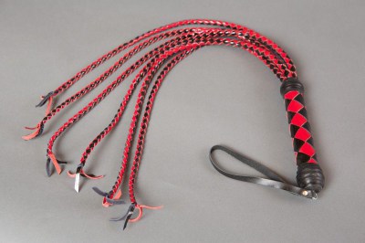 Красно-чёрная плеть-многохвостка из лакированной кожи - 80 см., производитель: Подиум