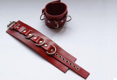 Красные не подшитые кожаные наручники, производитель: Beastly
