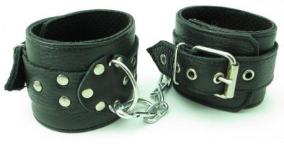 Чёрные наручники из кожи с пряжкой , производитель: БДСМ Арсенал