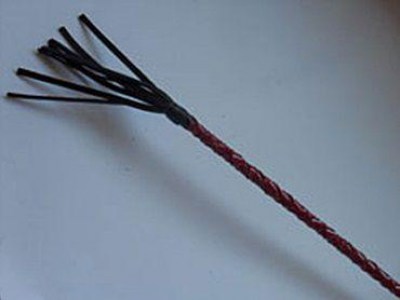 Плетеный короткий красный стек с наконечником в виде длинной кисточки - 70 см., производитель: Подиум
