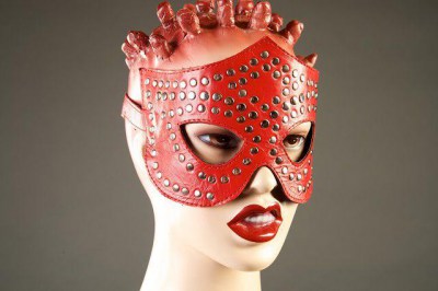 Красная маска-очки с фурнитурой в виде заклепок, производитель: Подиум