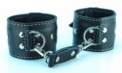 Кожаные наручники черные