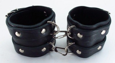 Широкие черные наручники с двумя ремешками, производитель: БДСМ Арсенал