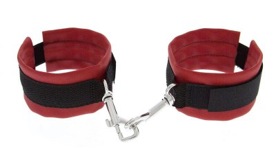 Красно-чёрные полиуретановые наручники Luxurious Handcuffs, производитель: Blush Novelties
