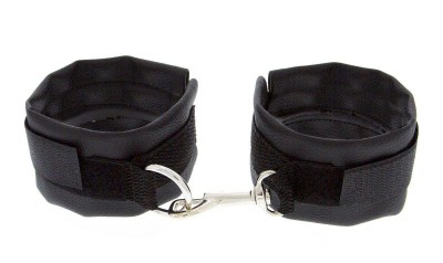 Чёрные полиуретановые наручники с карабином Beginners Wrist Restraints, производитель: Blush Novelties