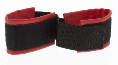 Полиуретановые манжеты на запястья с нейлоновым ремешком adjustable wrist restraints, производитель: Blush Novelties